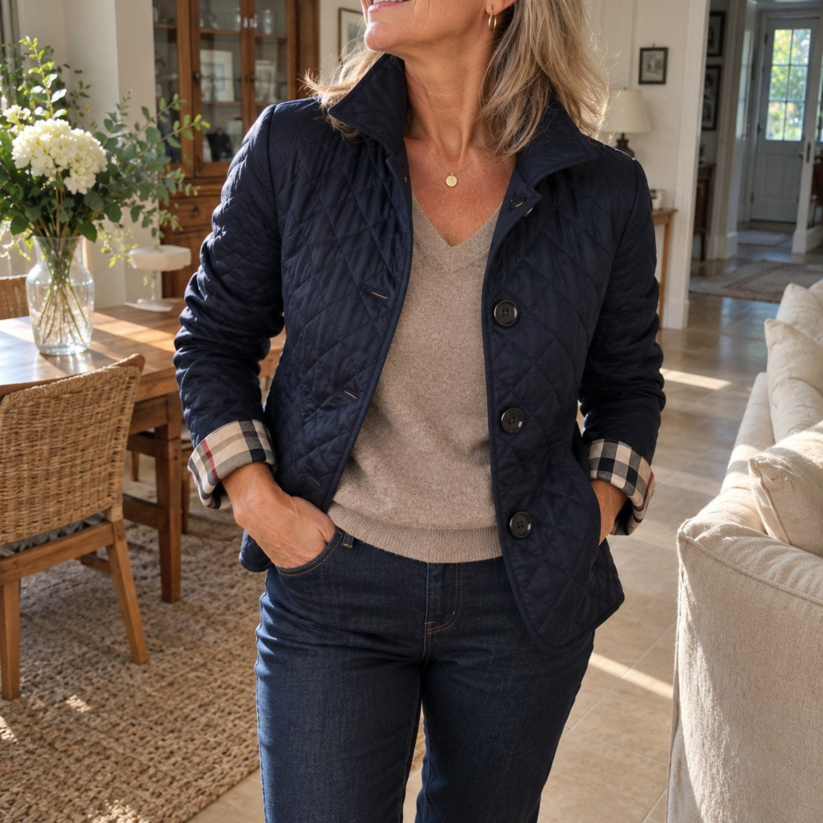 Veste Margot bleu marine portée pour un déjeuner